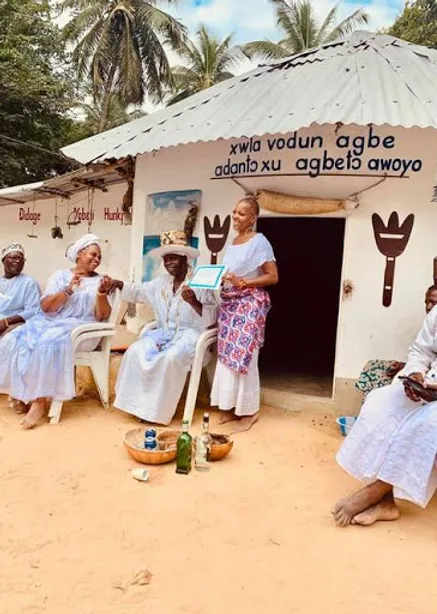 En ce qui concerne les informations disponibles, DAH TADO est considéré comme l’un des plus puissants marabouts d’Afrique et du monde.